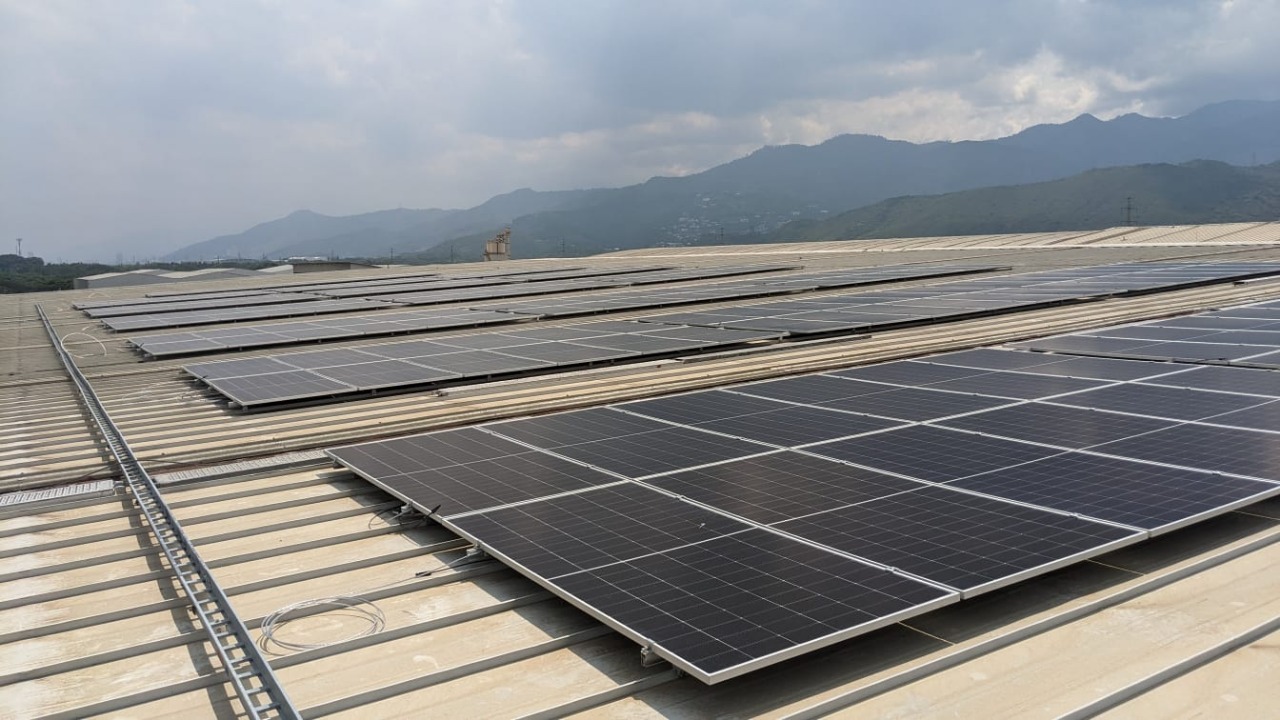 Instalación de paneles solares fotovoltaicos en planta industrial del Valle del Cauca — Soleycon