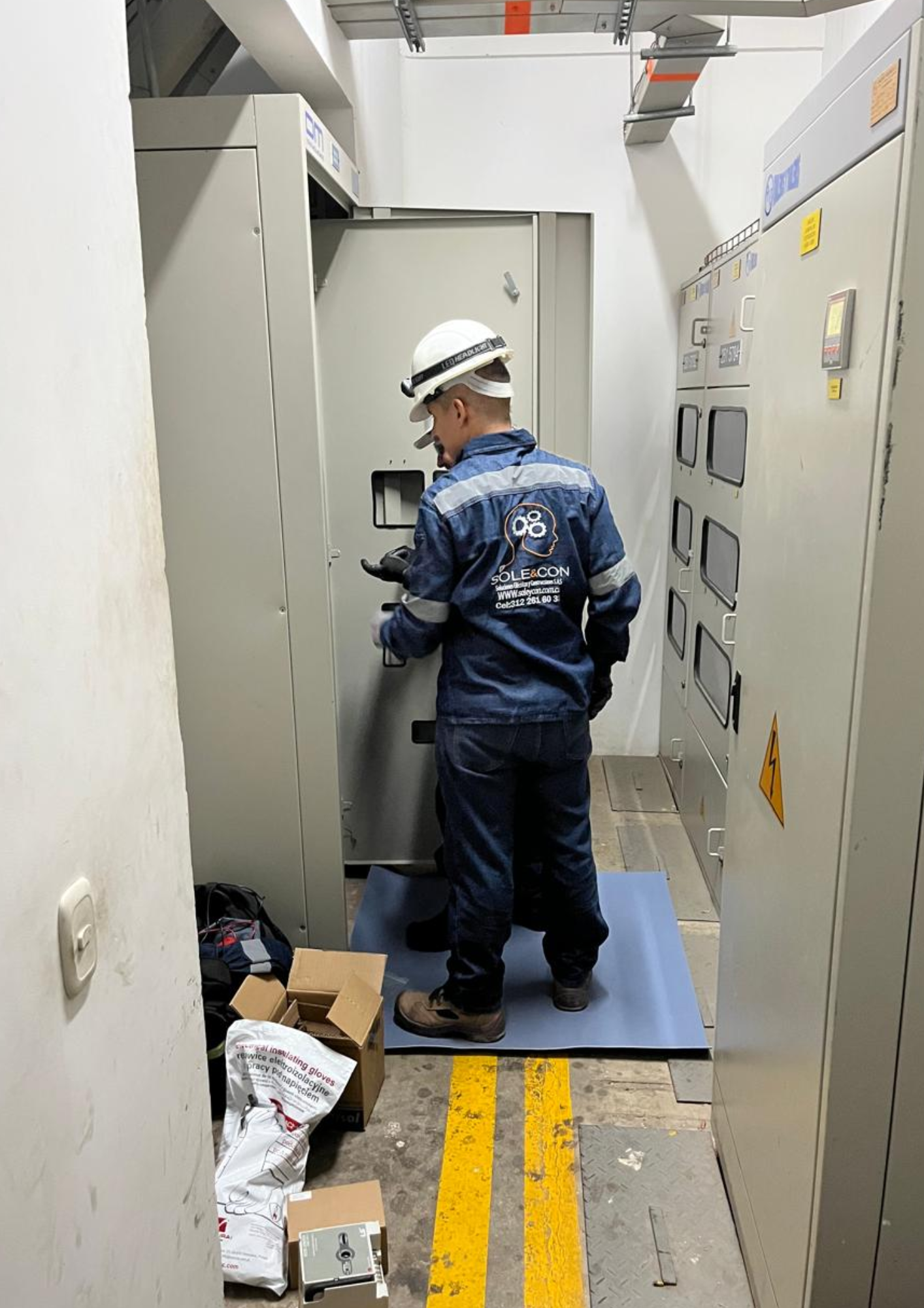 Técnico Soleycon realizando mantenimiento eléctrico industrial en empresa Colombia