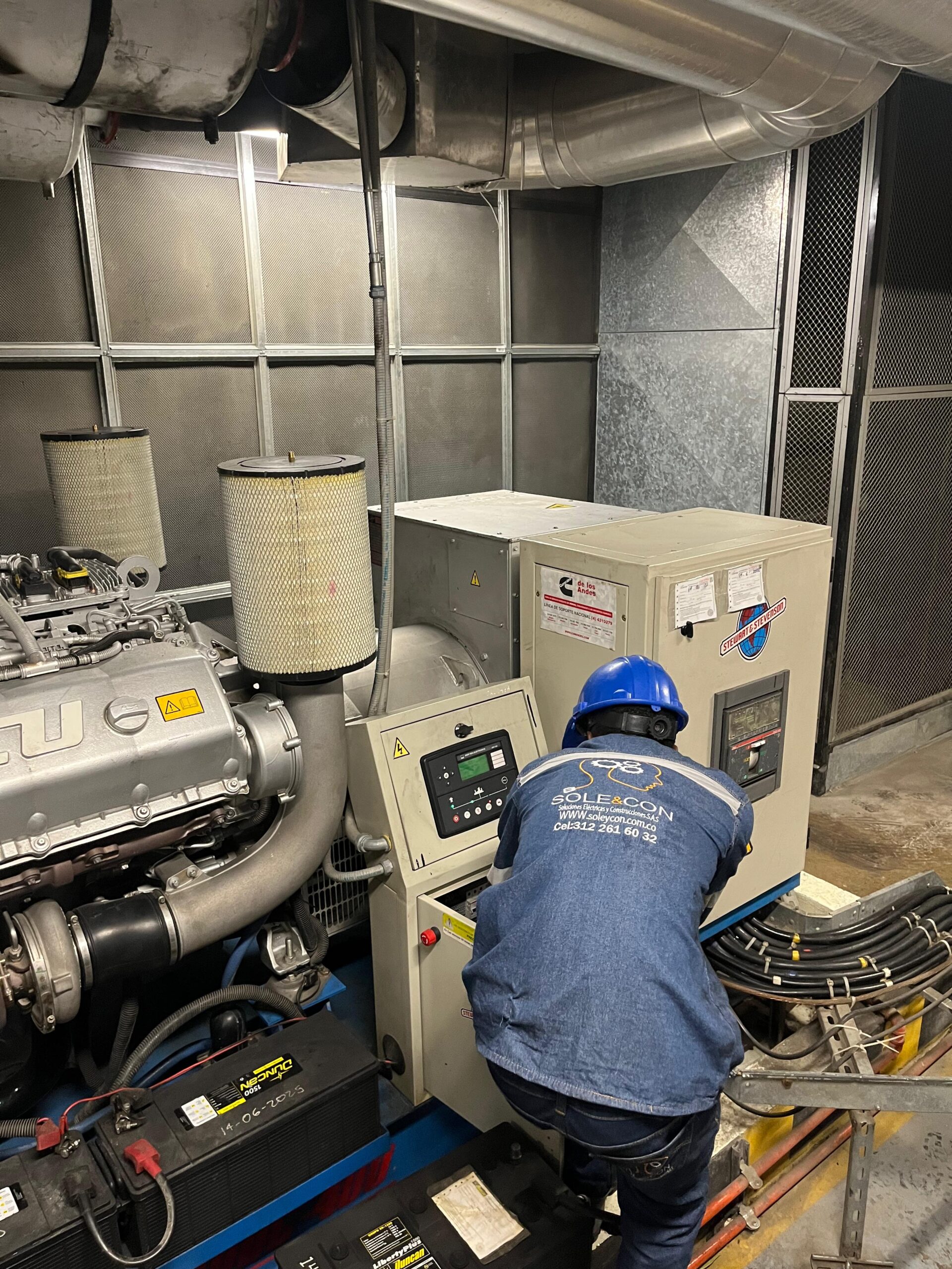 Ingenieros de Soleycon en puesta en marcha de tablero eléctrico industrial en empresa del Valle del Cauca