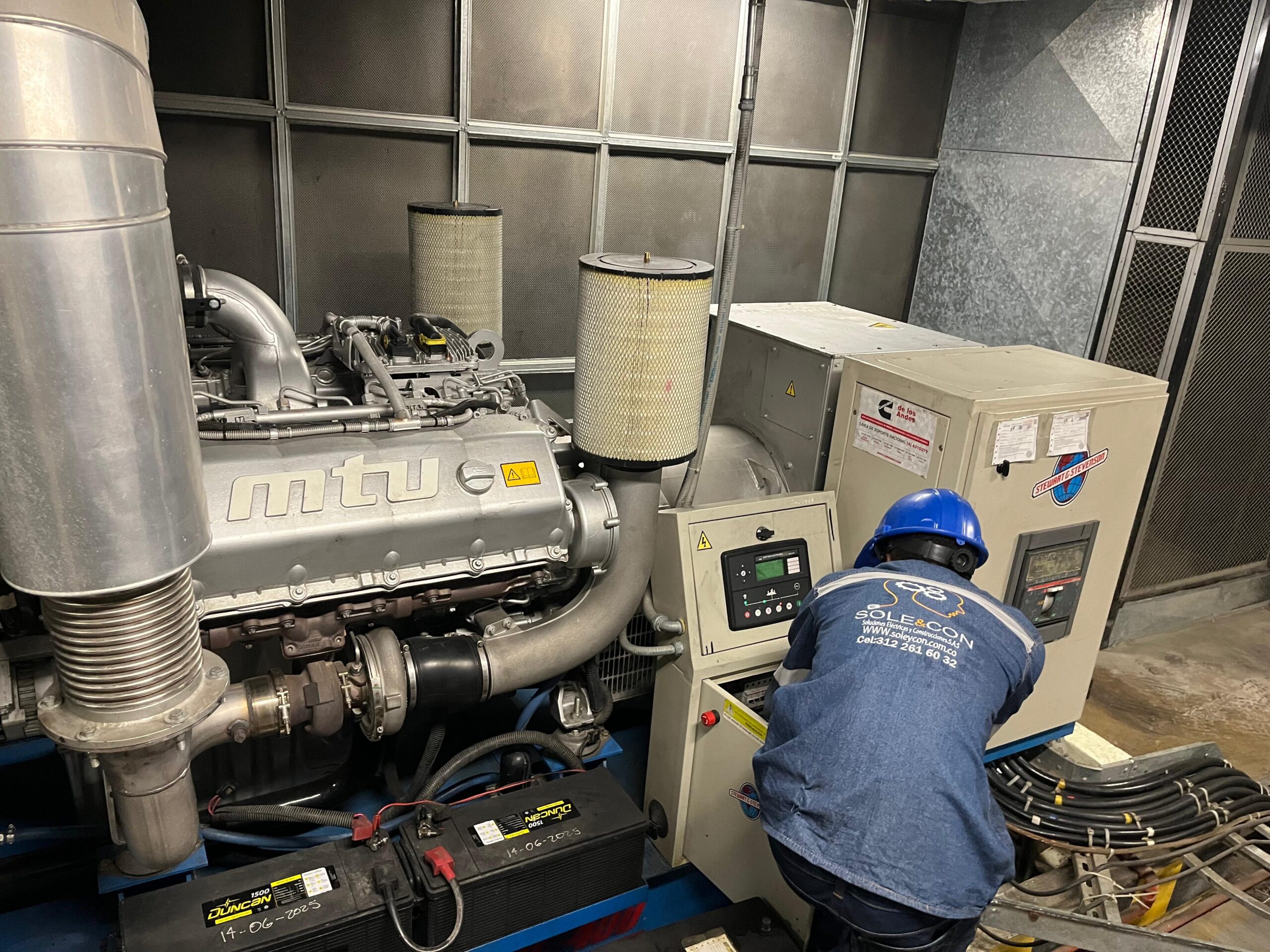 Técnico de Soleycon inspeccionando tablero eléctrico industrial en planta del Valle del Cauca