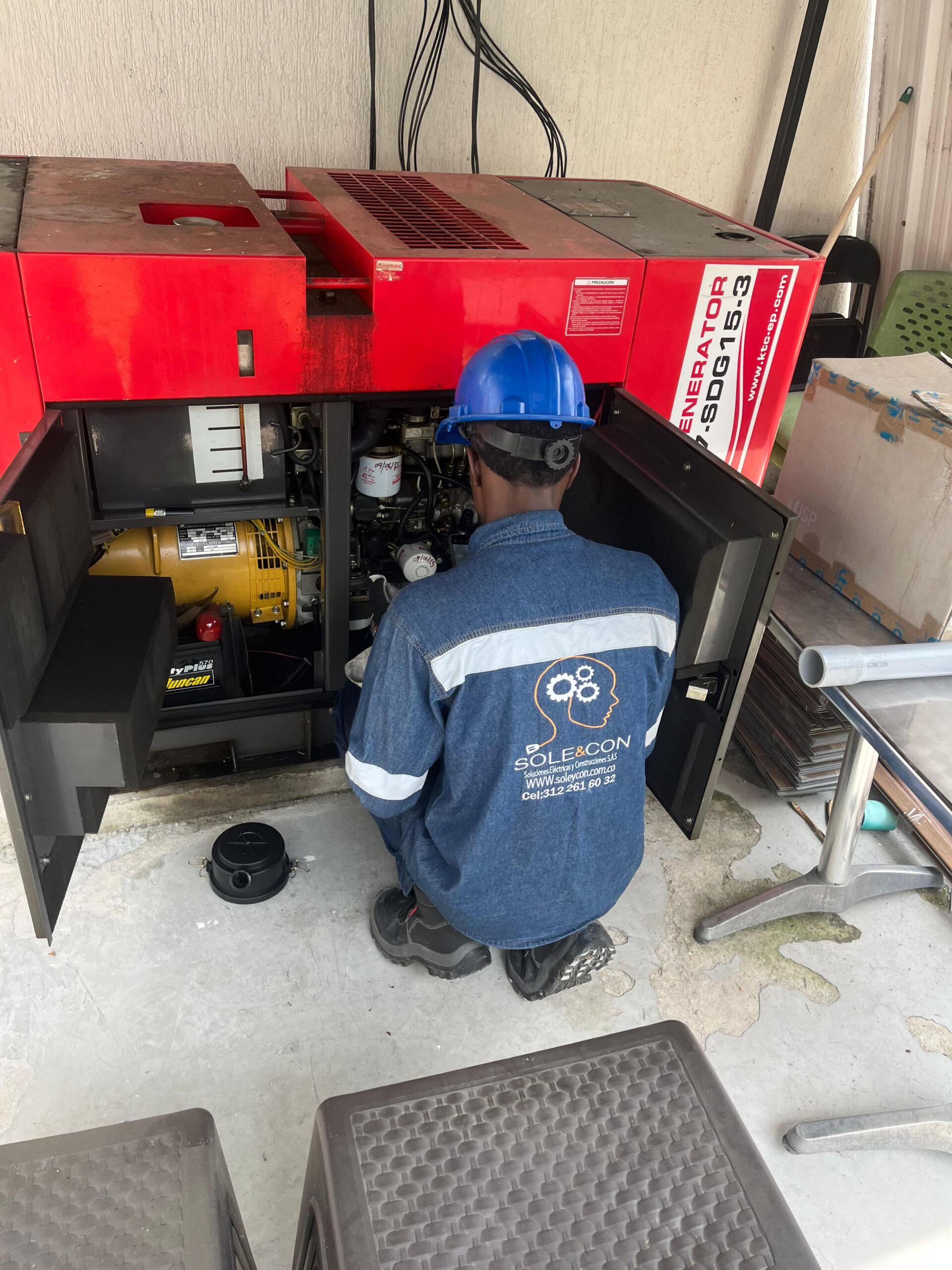 Técnico especializado revisando planta eléctrica en Cali – Soleycon