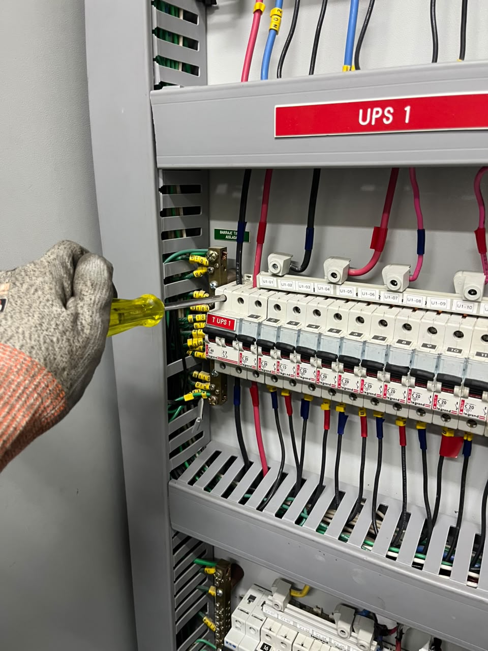 Inspección de tablero eléctrico industrial Soleycon Cali