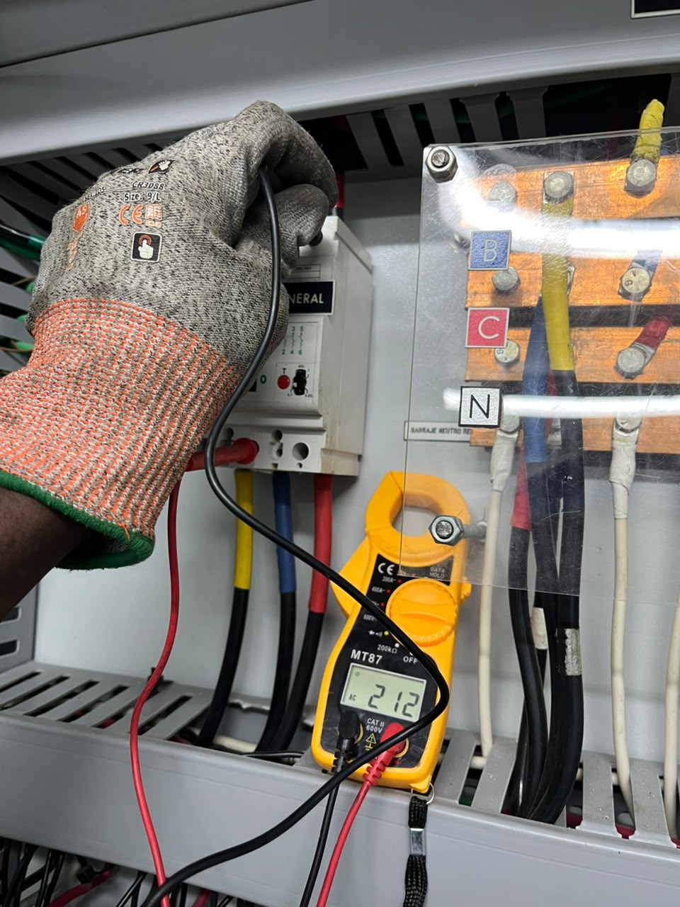 Mantenimiento tablero eléctrico industrial Soleycon Palmira Yumbo